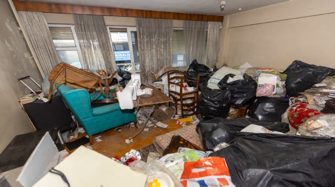 Alsancak’taki evden 10 ton atık çıkarıldı: 4 kamyon dolusu çöp!