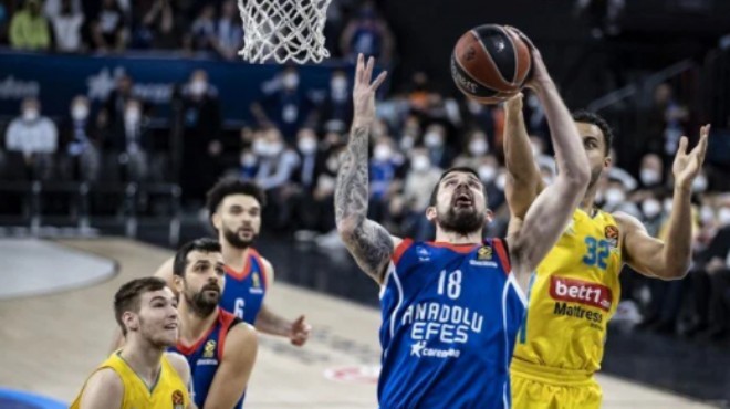 Anadolu Efes, play-off'a kalmayı garantiledi