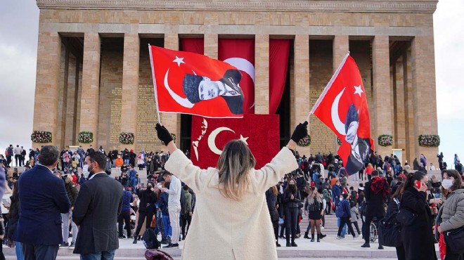 Anıtkabir'e ziyaretçi akını: On binler Ata'sına koştu