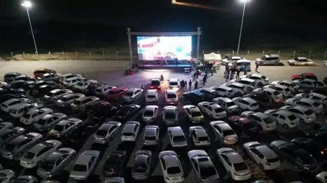 İzmir de ücretsiz arabada film keyfi