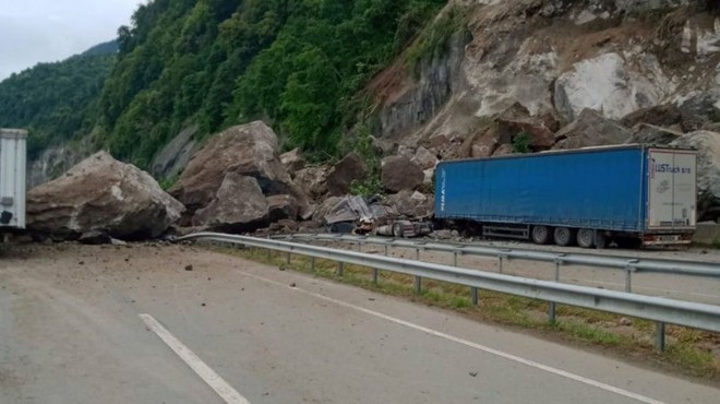 Artvin'de heyelan kabusu: 1 ölü, 1 yaralı