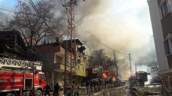 Artvin'de yangın: Alevler 30 eve sıçradı