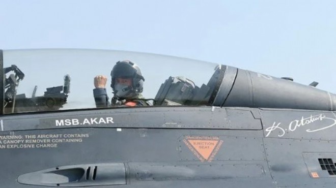 Bakan Akar'dan Ege'de F-16 ile uçuş!
