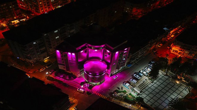 Balçova da  pembe ışık  ile farkındalık mesajı!