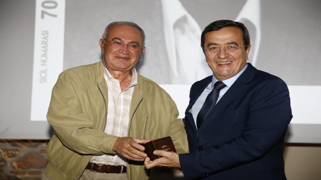 Başkan Batur dan meslektaşlarına plaket