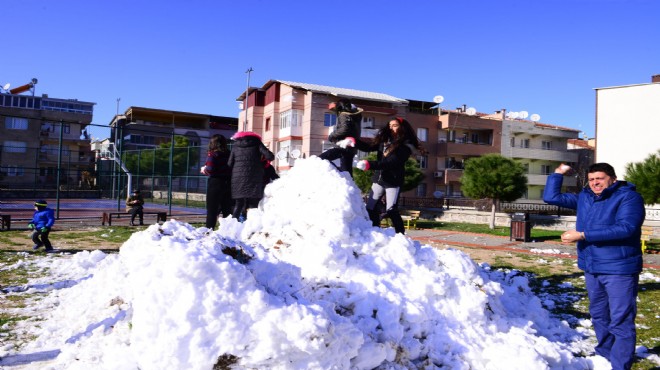 Başkan Karakayalı'dan çocuklara kar sürprizi