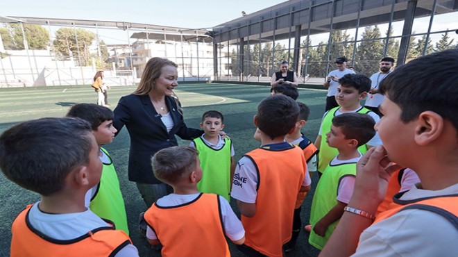 Mutlu spor okullarında çocuklarla buluştu