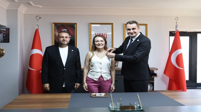 Başkan Mutlu ve 19 meclis üyesi rozeti taktı: Konak ta çoğunluk YENİ Parti de!