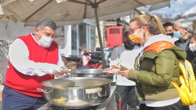 Başkan Oran’dan soğan üreticisine destek: Kavurdu, ikram etti!