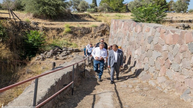 Başkan Tugay Smyrna kazılarını inceledi