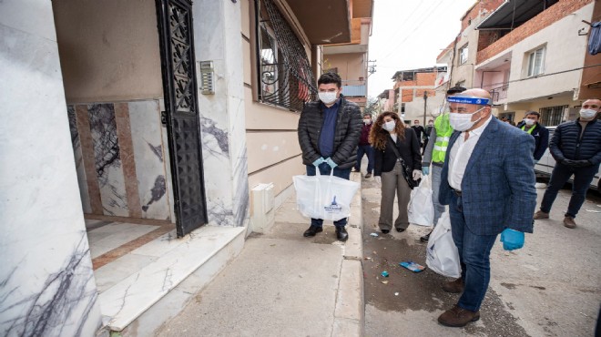 İMO'dan 'Biz Varız'a destek: Soyer kapı kapı erzak dağıttı