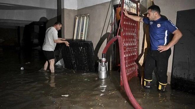 Kanalizasyon taştı, evleri su bastı: Başkentte sağanak!