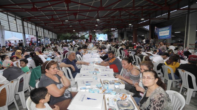 Bayraklı'da binler iftar sofralarında buluşuyor