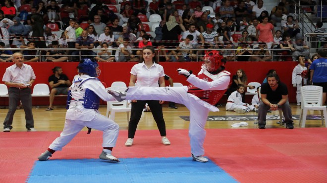 Bayraklı da büyük Taekwondo şöleni