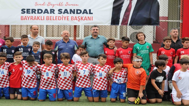 Bayraklı da gençlik futbol turnuvası