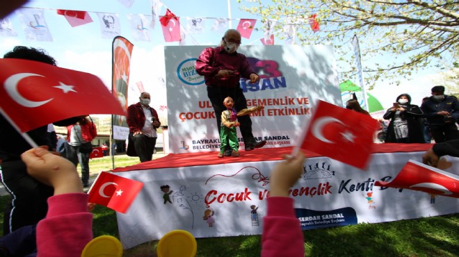 Bayraklı parklarında 23 Nisan coşkusu