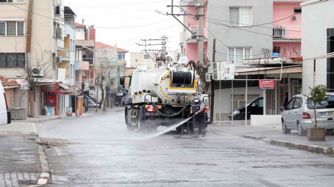 Bayraklı sokaklarında dezenfeksiyon mesaisi