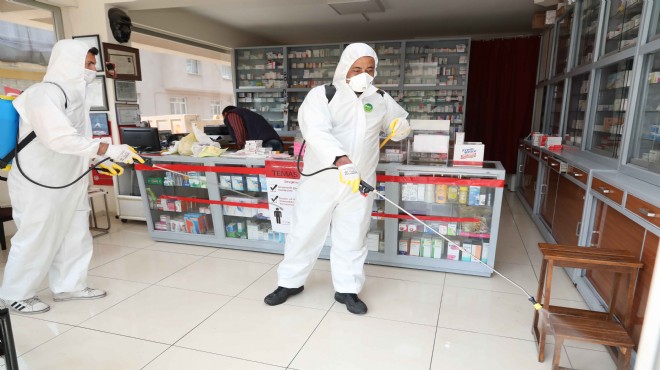 Bayraklı'da 24 mahalleye 2100 ton dezenfektan