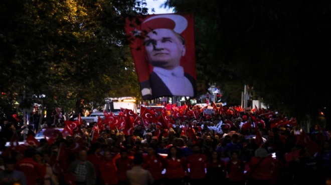 Bayraklı’da binler ‘Yaşasın Cumhuriyet’ dedi