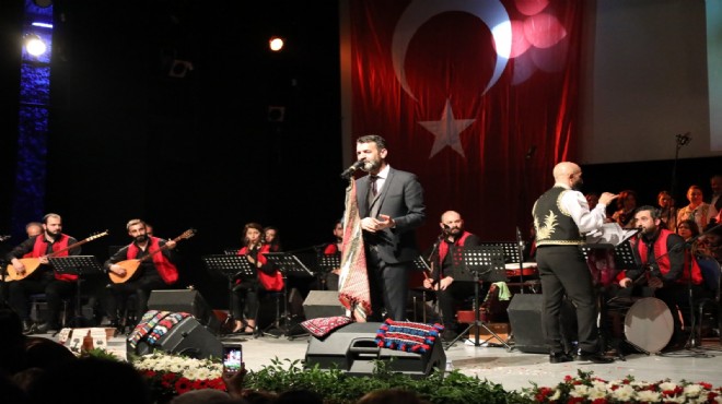 Bayraklı'da halk müziği konseri