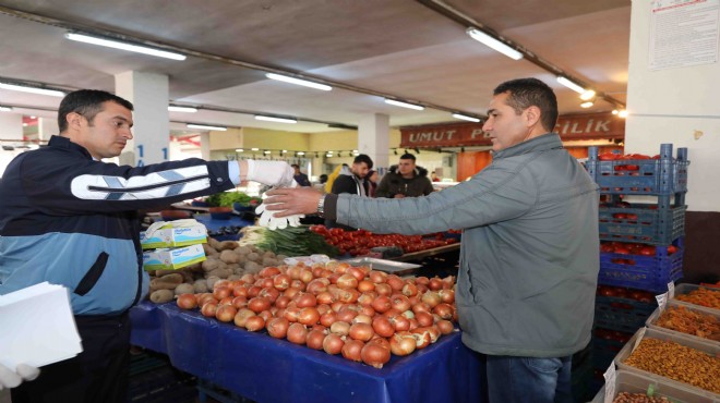 Bayraklı’da pazarcılara eldiven dağıtıldı