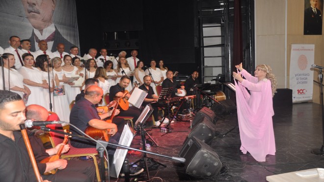 Bedia Akartürk, halk eğitim korosuna şeflik yaptı