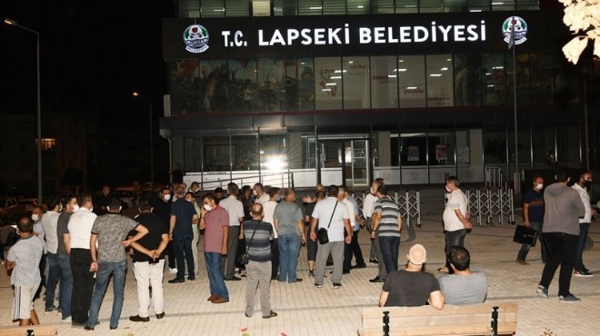 Belediye binasını kurşunlayıp başkanı aradı