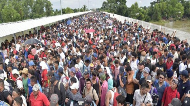 Binlerce göçmen sınırında mahsur kaldı!