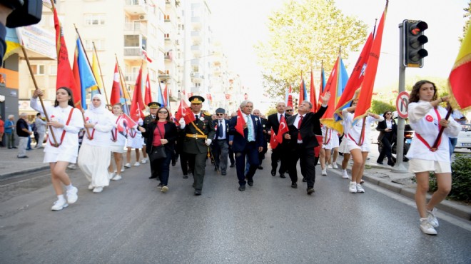 Bornova'da Cumhuriyet Şeref Yürüyüşü