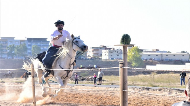 Bornova'da Rahvan atlar Cumhuriyet için koştu