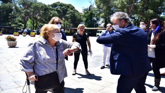 Bornova da çınarlara çiçek ve maske sürprizi