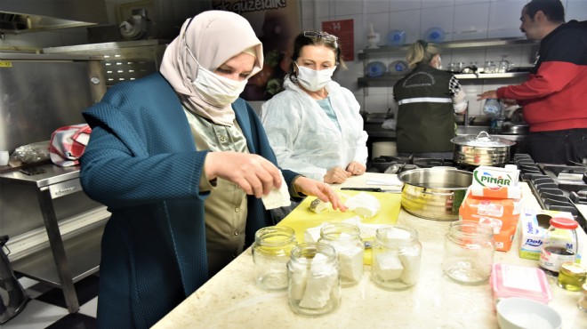 Bornova da kadınlar ekmek ve peynirlerini kendileri yapıyor!