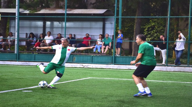 Bornova da meclisteki uyum halı sahaya taşındı: Başkan İduğ dan gol şov!