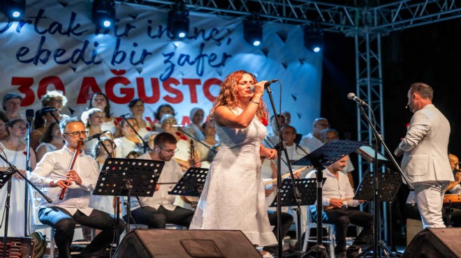 Bornova da notalarla  Zafer  kutlaması