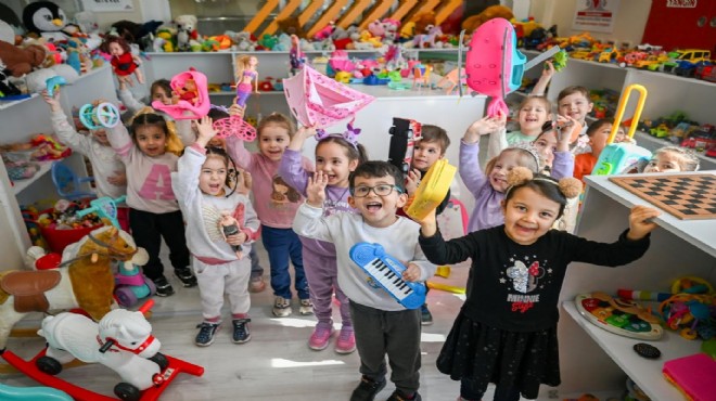 Bornova da minikler için oyuncak dayanışması