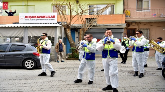 Bornova sokaklarında moral bandosu!