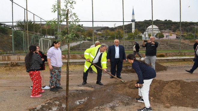 Bornova’da 100. yıla 100 fidan!