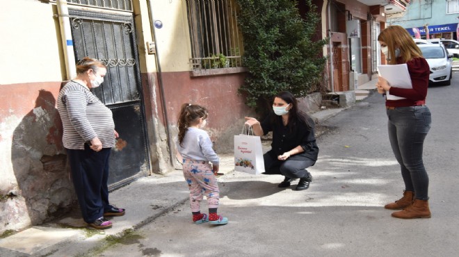 Bornova'da evde kalan çocuklara hediye