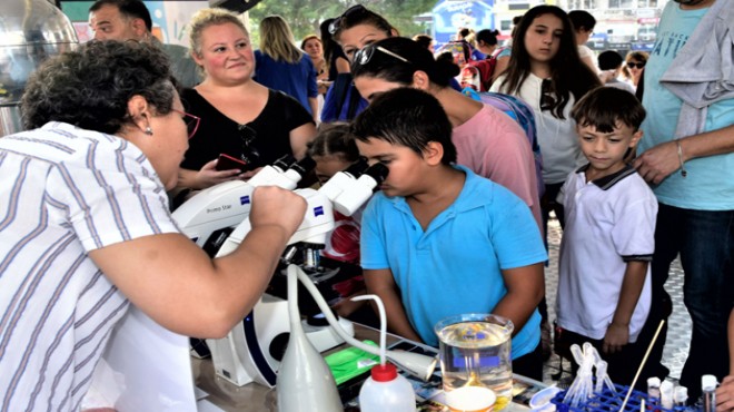 Bornova’da çocuklara oyunlarla bilim kampı