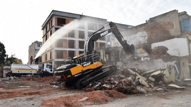 Bornova'da metruk binalar yıkılıyor