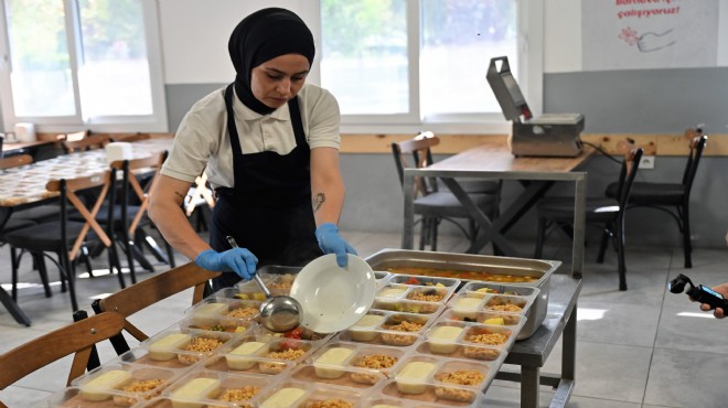 Bornova'da vatandaşa kapı kapı sıcak yemek