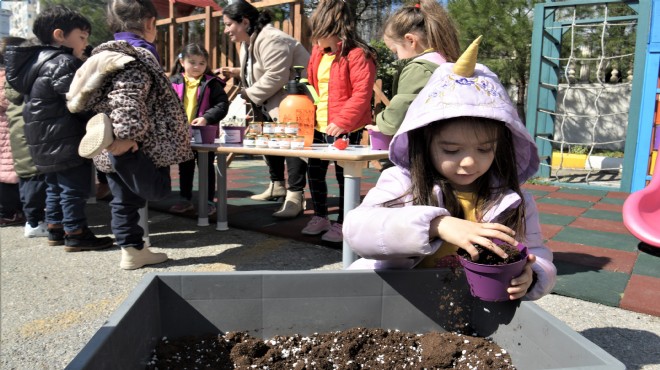 Bornovalı minikler toprakla buluştu