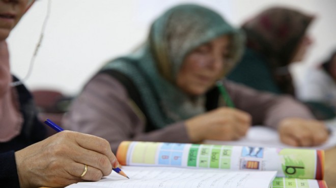 Buca'da kadınlar okuma-yazma kurslarıyla özgürleşiyor