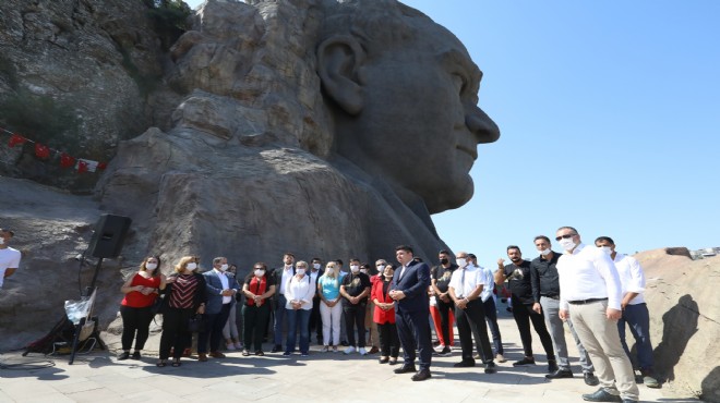 Buca'da kutlamaların adresi Atatürk Maskı: 98 yıllık emaneti gençler Atası'na getirdi!