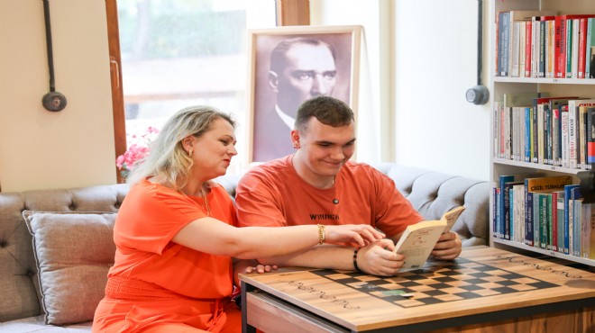 Kitap kurdu Asil okuma sevgisiyle örnek oluyor