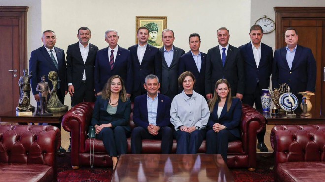 CHP li Büyükşehir belediye başkanlarından Özel e destek:  45 gün içinde kurultay  çağrısı!