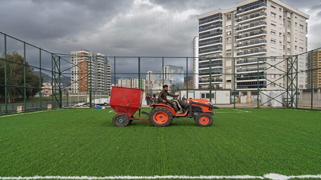 Büyükşehir’den İzmir de gençlere beş yeni halı saha