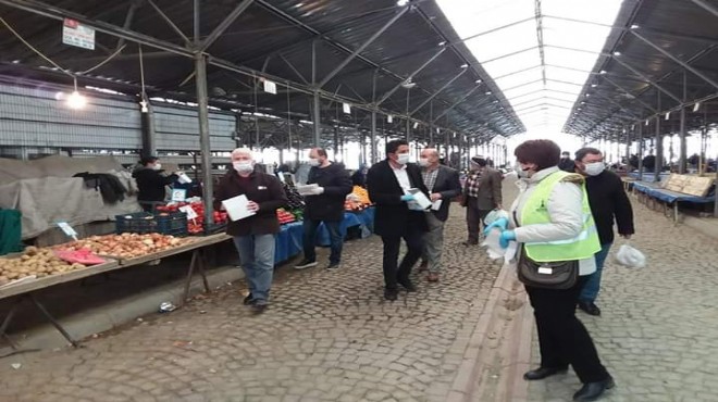 CHP Bergama pazarda maske dağıttı