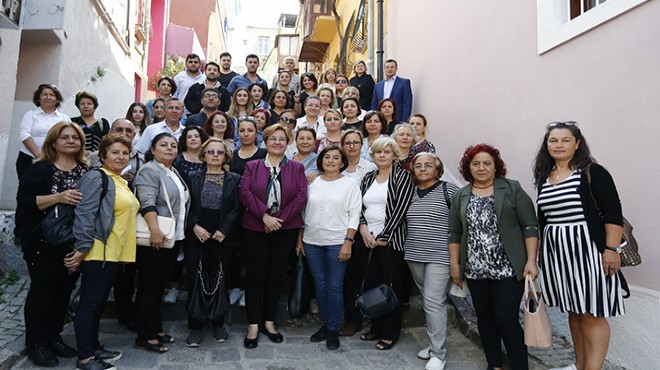 CHP İzmir'in kadınları İnönü'ye sahip çıktı!