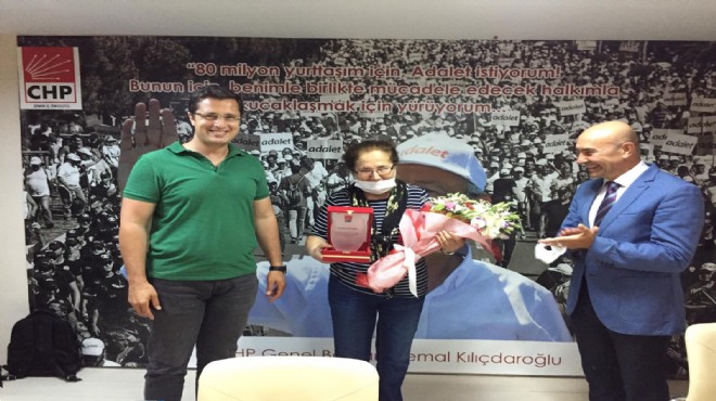 CHP İzmir’in ‘Hatice Annesi’ emekli oldu: Plaket Soyer ve Yücel’den!